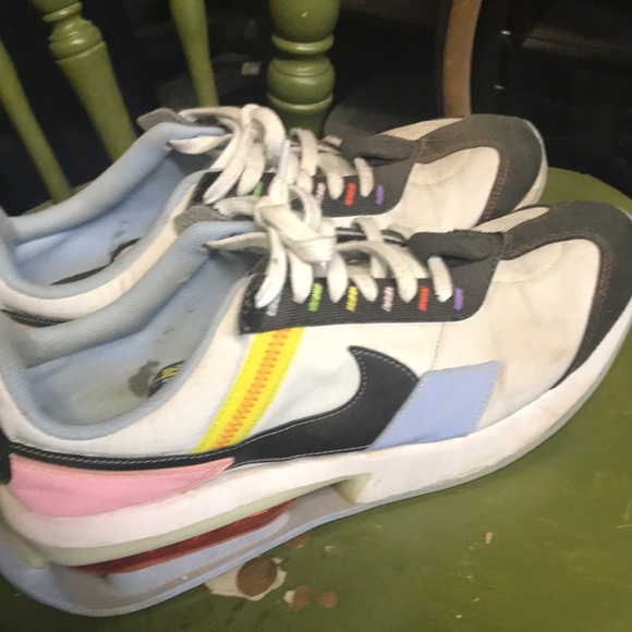 Nike White and Black Sneakers Retro-Inspired Design - Picture 1 of 9